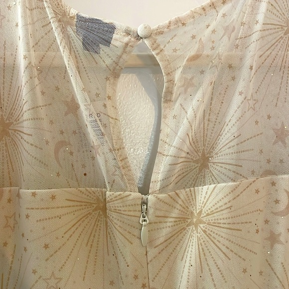 NWT TORRID DRESS - STAR MOON PRINT - MIDI A-LINE MESH FLUTTER SLEEVE PLUS SIZE - Picture 5 of 6